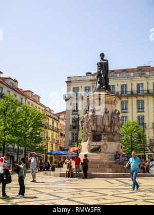 Une statue en bronze du poète Luís de Camões au Praca Luis de Camoes, autrement connu comme la place Camoes, Lisbonne, Portugal. Banque D'Images