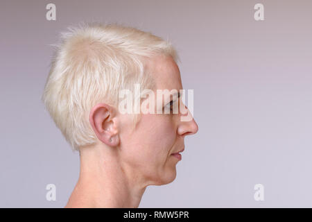 Side Portrait d'une femme d'âge moyen avec un regard neutre Banque D'Images