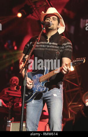 La chanteuse de musique country, auteur-compositeur et guitariste Brad Paisley est montré sur scène pendant un concert en direct de l'apparence. Banque D'Images