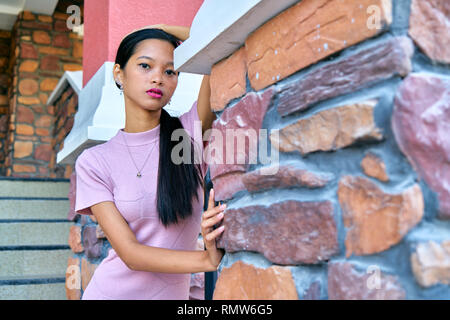 - Beautiful woman posing looking at camera, expression vide et réfléchi Banque D'Images