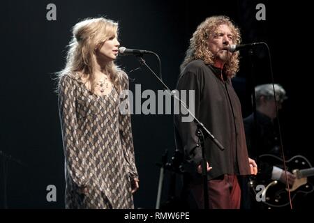 Le chanteur country et bluegrass Alison Krauss et légendaire violoneux chanteur rock Robert Plant sont montré produire ensemble sur scène pendant un concert en direct de l'apparence. Banque D'Images