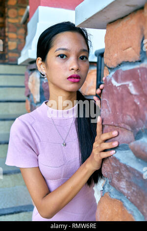 - Beautiful woman posing looking at camera, expression vide, pensive et se cacher Banque D'Images