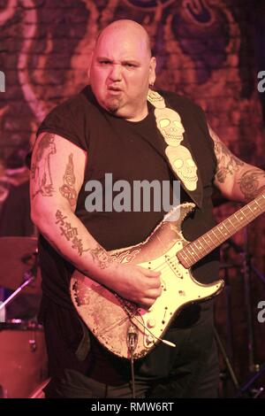 Chanteur, auteur-compositeur et guitariste de blues Popa Chubby (Ted Horowitz) est montré sur scène pendant un concert en direct de l'apparence. Banque D'Images