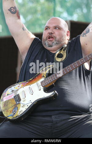 Chanteur, auteur-compositeur et guitariste de blues Popa Chubby (Ted Horowitz) est montré sur scène pendant un concert en direct de l'apparence. Banque D'Images