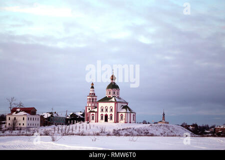 Belle photo d'une église orthodoxe russe sur un champ neigeux en hiver Banque D'Images