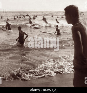 1920 Vue de la plage de surfeurs de Waikiki à Honolulu, Hawaï. Banque D'Images