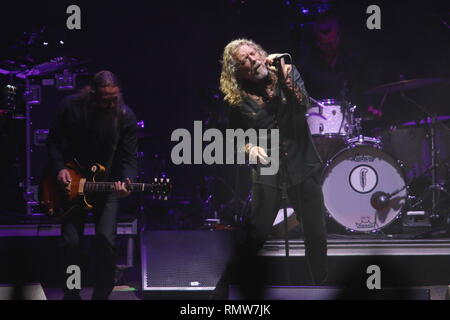 Singer Robert Plant, ex-chanteur de Led Zeppelin, est montré sur scène pendant un concert en direct de l'apparence. Banque D'Images