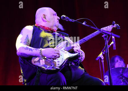 Chanteur, auteur-compositeur et guitariste de blues Popa Chubby est indiquée à la fin de son concert 'live' apparence. Banque D'Images