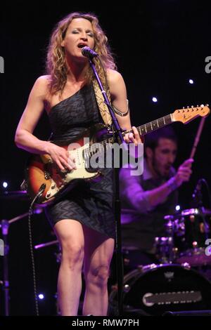 Le chanteur et guitariste Ana Popovic est montré sur scène pendant un concert en direct de l'apparence. Banque D'Images