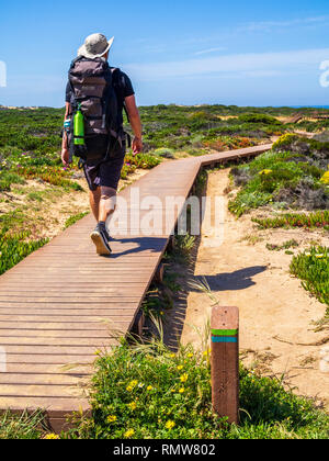Un randonneur passe une enseigne sur le sentier entre pêcheurs Zambujeira do Mar et Odeceixe au Portugal. Le Fisherman's Trail est un quatre jours wal Banque D'Images