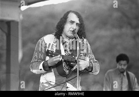 Chanteur, joueur de ukulélé, et archiviste de l', Herbert Khaury, mieux connu sous le nom de scène de Tiny Tim, est montré sur scène pendant un concert en direct de l'apparence. Banque D'Images