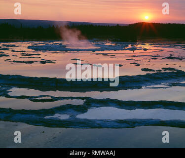 USA, Wyoming, Yellowstone National Park, Coucher de soleil sur Grande Fontaine Geyser à Lower Geyser Basin. Banque D'Images