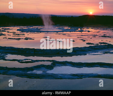 USA, Wyoming, Yellowstone National Park, Coucher de soleil sur Grande Fontaine Geyser à Lower Geyser Basin. Banque D'Images