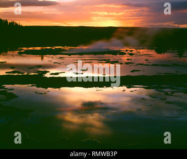 USA, Wyoming, Yellowstone National Park, Coucher de soleil sur Grande Fontaine Geyser à Lower Geyser Basin. Banque D'Images