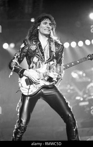 Le guitariste Steve Vai du groupe de hard rock Whitesnake est montré sur scène pendant un concert en direct de l'apparence. Banque D'Images