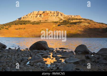 WYOMING - Beatooth Butte brillants dans la lumière tôt le matin et se reflétant dans les flaques le long de la rive du lac Beartooth dans le Shoshone NF. Banque D'Images