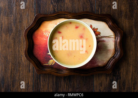 Soupe de potiron pomme de terre faits maison servis avec du pain. L'alimentation biologique. Banque D'Images