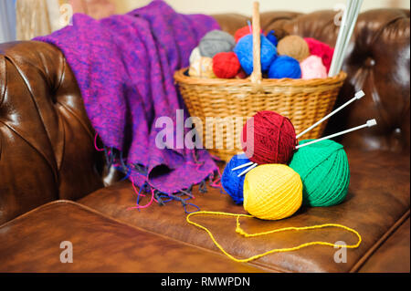 Tricot couleur et boulettes dans le panier Banque D'Images