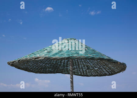 Close-up d'un bambou vert parasol de plage contre un ciel bleu, Kusadasi, Turquie Banque D'Images