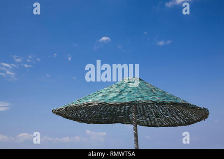 Close-up d'un bambou vert parasol de plage contre un ciel bleu, Kusadasi, Turquie Banque D'Images