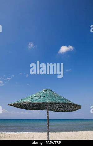 Close-up d'un bambou vert parasol de plage sur la plage, Kusadasi, Turquie Banque D'Images