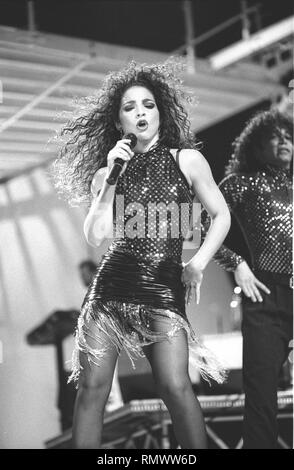 Auteur-compositeur-interprète Gloria Estefan est montré sur scène pendant un concert en direct de l'apparence. Banque D'Images