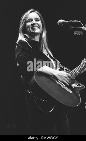 Musicien Melissa Etheridge est montré sur scène pendant un concert en direct de l'apparence. Banque D'Images