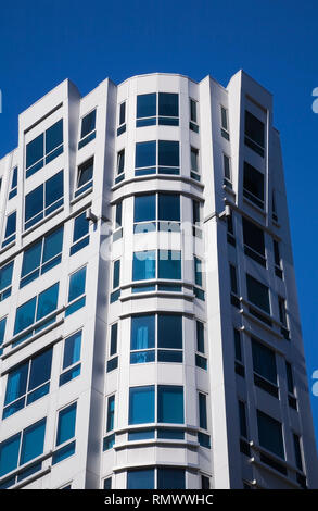 Bâtiment d'architecture moderne contre un fond de ciel bleu Banque D'Images