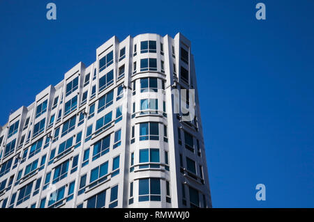 Bâtiment d'architecture moderne contre un fond de ciel bleu Banque D'Images