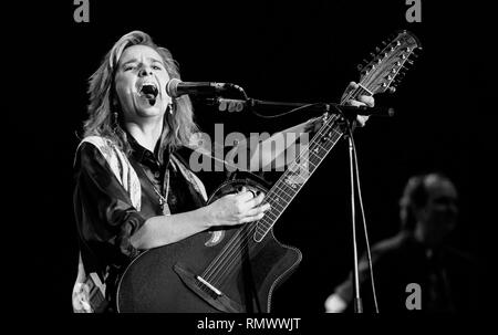 Musicien Melissa Etheridge est montré sur scène pendant un concert en direct de l'apparence. Banque D'Images