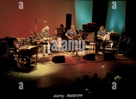 Phil Lesh and Friends, dirigée par Phil Lesh, bassiste du groupe Grateful Dead, sont présentés sur scène lors d'un concert l'apparence. Banque D'Images