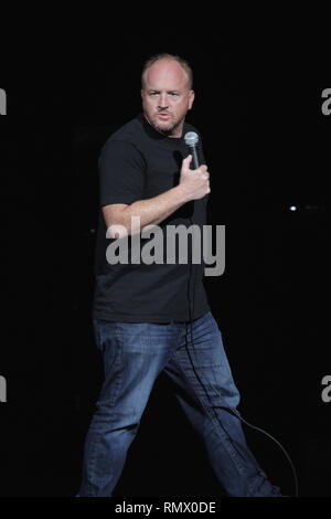 Comédien, scénariste, producteur, réalisateur et acteur Louis C.K. (Louis Szekely) est montré sur scène lors d'un 'live' stand up concert l'apparence. Banque D'Images