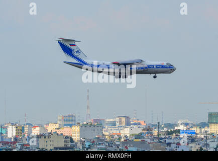 Saigon, Vietnam - 20 novembre, 2018. Un avion Iliouchine Il-76TD de Volga-Dnepr Airlines à l'atterrissage à l'aéroport Tan Son Nhat (SGN) à Saigon (Ho Chi Minh City Banque D'Images