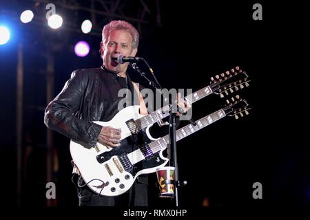 Chanteur, auteur-compositeur et le guitariste Don Felder, anciennement de l'Eagles, est montré sur scène pendant un concert 'live' avec son apparence avec groupe solo. Banque D'Images