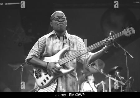 Chanteur, auteur-compositeur et bassiste Meshell Ndegeocello est montré sur scène pendant un concert en direct de l'apparence. Banque D'Images