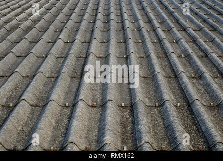 Vieilles tuiles de béton gris avec des taches de saleté dans le feuille a été utilisé pendant une longue période, un point vue perspective. Banque D'Images