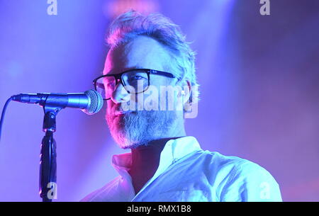Matt Berninger est montré sur scène pendant un concert 'live' avec le National. Banque D'Images