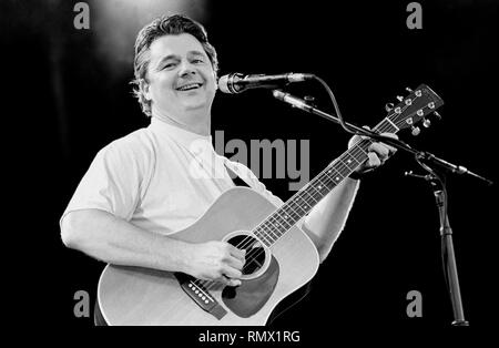 Chanteur, auteur-compositeur et guitariste Steve Miller est montré sur scène pendant un concert en direct de l'apparence. Banque D'Images