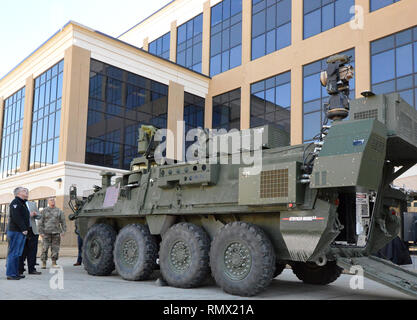 L'espace de l'armée américaine de défense antimissile et les forces de l'Armée/Commande Commande Stratégique d'ingénieurs et de management en bref Le Dr Bruce D. Jette, secrétaire adjoint de l'armée (acquisition, de la logistique et de la technologie) sur les capacités et les progrès de la commande Mobile du laser à haute énergie expérimental, ou MEHEL, lors d'une visite le 13 février au siège du commandement à Redstone Arsenal, Alabama. MEHEL est un prototype de la science et de la technologie et de la formation de familiarisation pour les soldats avec les lasers à haute énergie à l'aide d'un véhicule blindé Stryker comme plate-forme pour l'intégration des systèmes. Banque D'Images