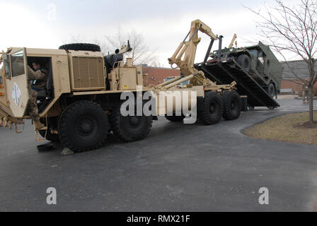 Garde Nationale de l'Indiana, le s.. Jarod Toomey montre une recrue potentielle la bonne technique de levage dans un Humvee. Plusieurs unités se sont réunis au Centre de la carrière de neuf Centre, vendredi, le 15 février 2019, pour rencontrer les étudiants et démontrer ce que la Garde nationale a à offrir dans chacun de leurs champs professionnels respectifs. Banque D'Images