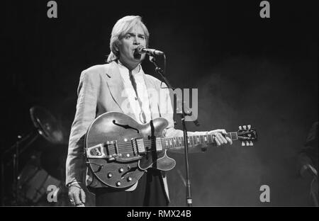 Chanteur, auteur-compositeur et guitariste Justin Hayward du groupe de rock The Moody Blues est montré sur scène pendant un concert en direct de l'apparence. Banque D'Images