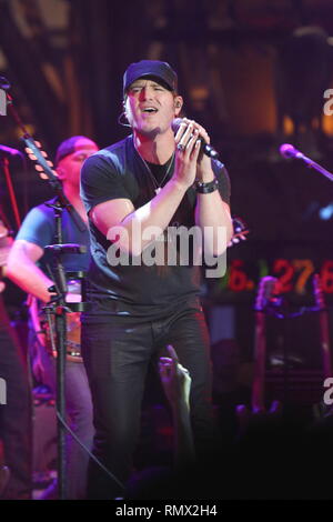 La vedette de musique country Jerrod Niemann est montré sur scène pendant un concert en direct de l'apparence. Banque D'Images