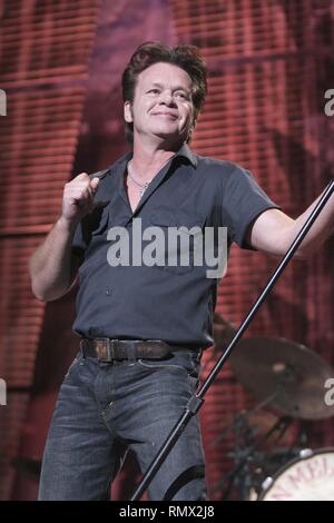 Chanteur, auteur-compositeur et guitariste américain John Mellencamp est montré sur scène pendant un concert 'live' à l'aide d'apparence ferme 2008. Banque D'Images