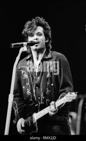 Chanteur, auteur-compositeur et guitariste américain John Mellencamp est montré sur scène pendant un concert en direct de l'apparence. Banque D'Images