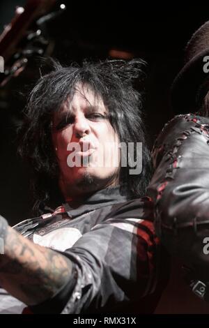 Le bassiste, auteur et photographe Nikki Sixx du groupe Motley Crue est montré sur scène pendant un concert en direct de l'apparence. Banque D'Images