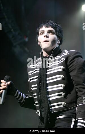 Gerard Way, le chanteur du groupe de rock My Chemical Romance (généralement abrégé à MCR) est montré sur scène pendant un concert en direct de l'apparence. Banque D'Images