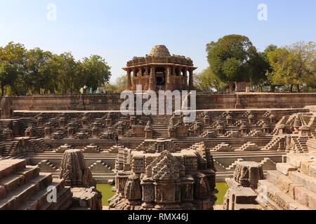 Détails architecturaux de le Temple du Soleil, Modhera-Gujarat-Inde. Banque D'Images