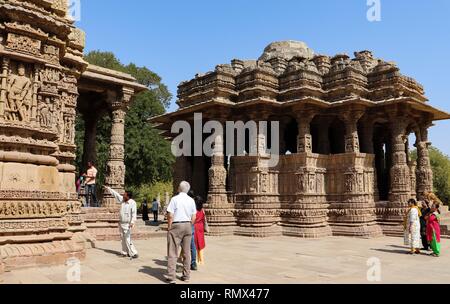 Les femmes indiennes du Rajasthan, portant des vêtements traditionnels, au Temple du Soleil, Modhera-Gujarat,Inde. Banque D'Images