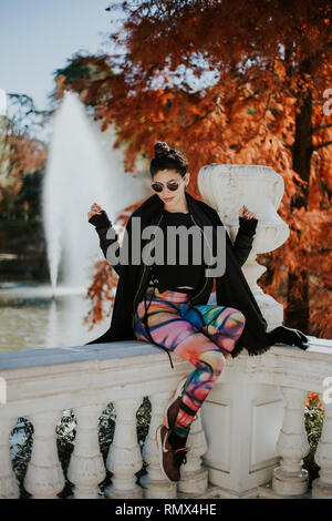 jeune femme de beauté marchant dans le parc d'automne jour tenant le café Banque D'Images