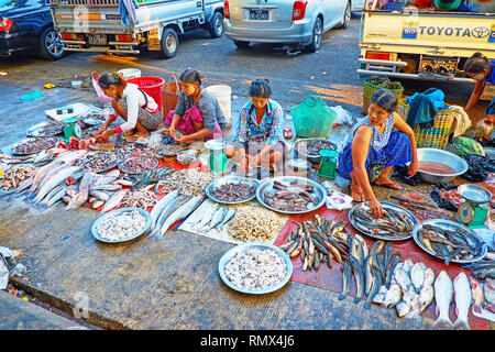 YANGON, MYANMAR - 15 février 2018 : Les vendeurs de Chinatown en bordure de marché proposent du poisson frais et des fruits de mer, le 15 février dans la région de Yangon. Banque D'Images
